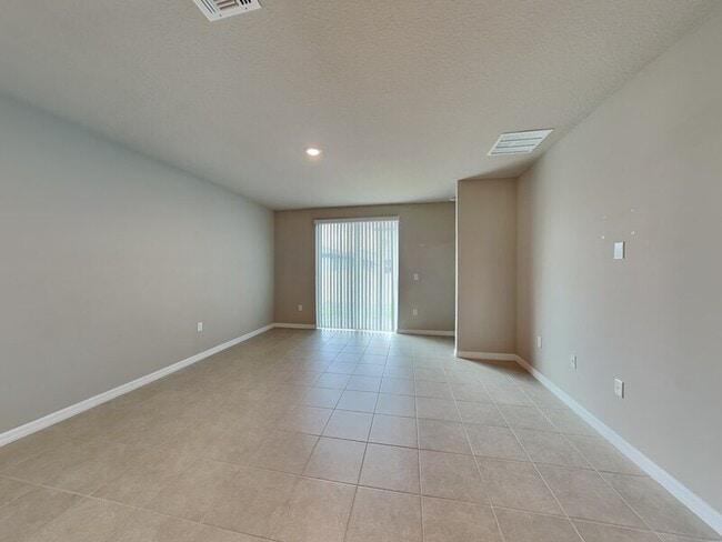 Building Photo - 2410 Brassie Ct