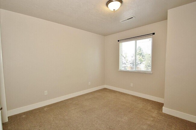 Building Photo - Immaculate Townhouse in Quiet Community