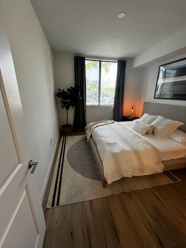 Building Photo - 670 W 74th Pl