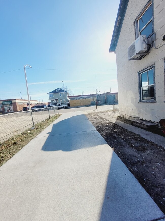 Building Photo - 516 W 4th St