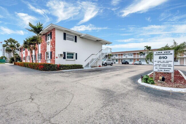Building Photo - 810 Lake Shore Dr
