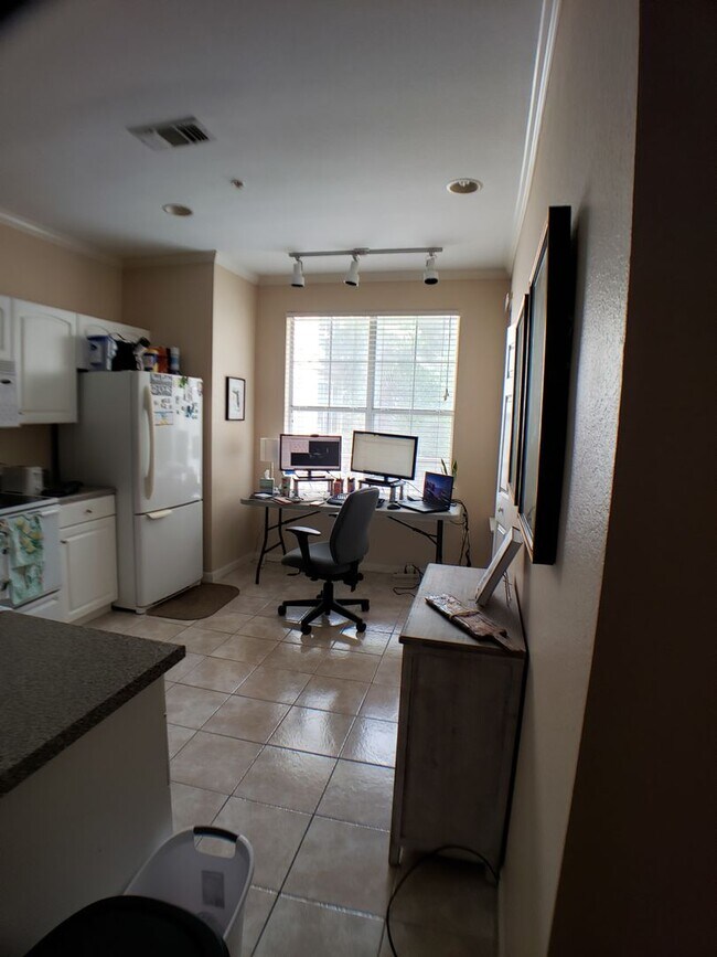 Building Photo - Great 1/1 unit with wood laminate floors, upgraded appliances and balcony!