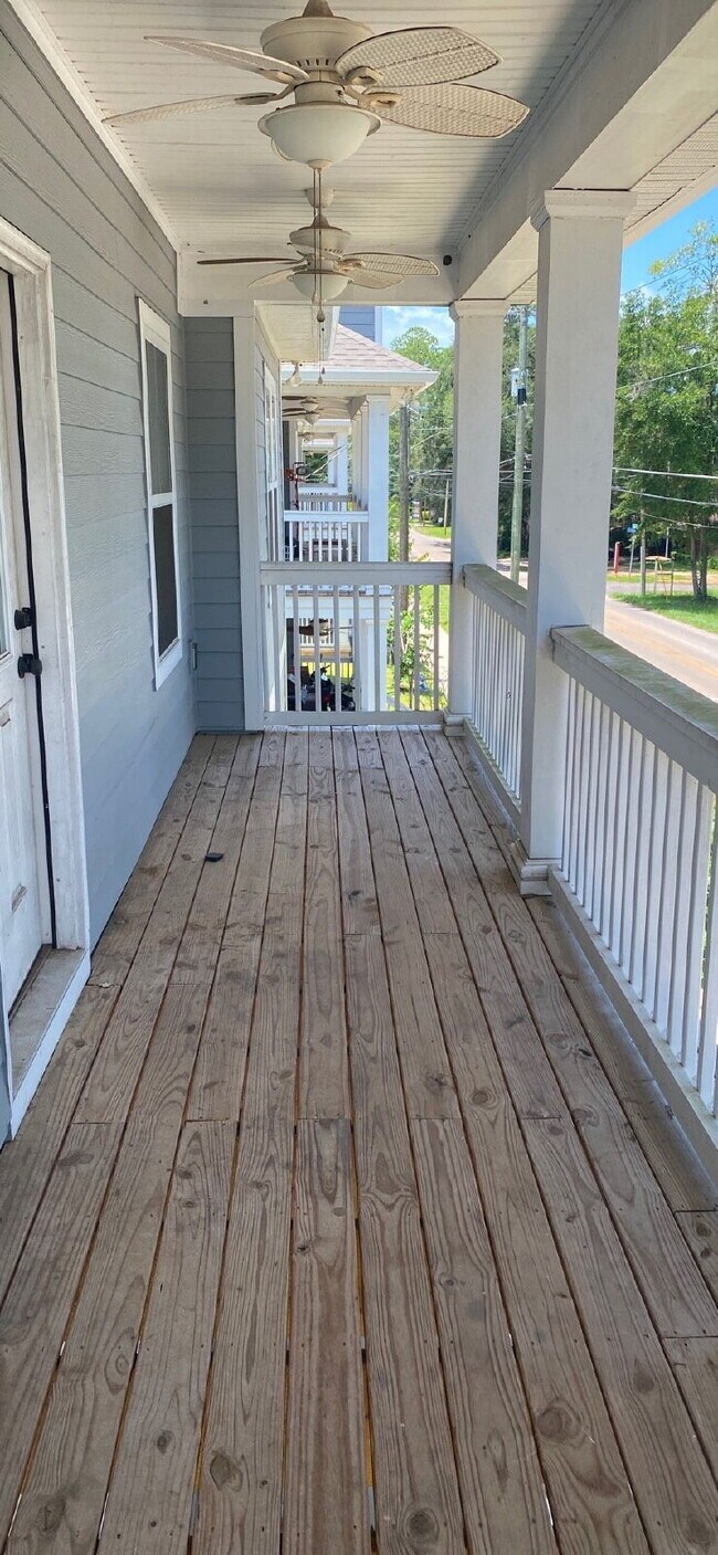 Building Photo - Now Leasing! Spacious 6-Bedroom, 6.5-Bathroom student house just minutes from campus. Only $650/m...
