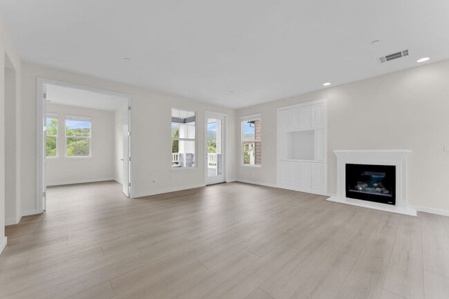 Building Photo - Gorgeous remodeled 3 bedroom, 3 full bathroom home for rent!