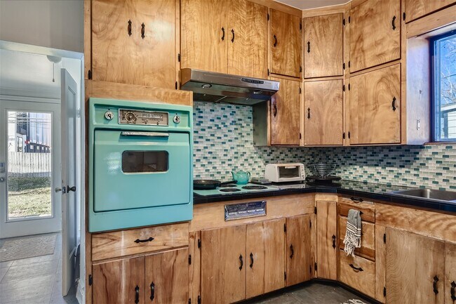 Building Photo - 2151 S Cherokee St