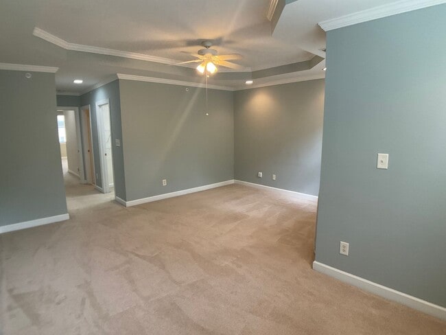 Building Photo - Gorgeous Condo in the heart of Chapel Hill