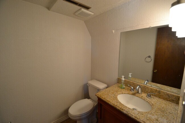 Building Photo - Westside 4 Bedroom with AC!