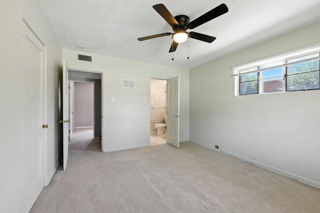 Building Photo - 3 Bedroom / 2 Bathroom Home With Large Bac...