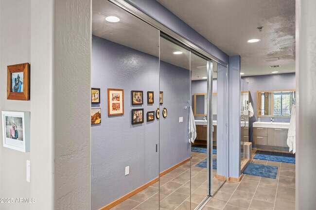 Building Photo - 17 W Vernon Ave