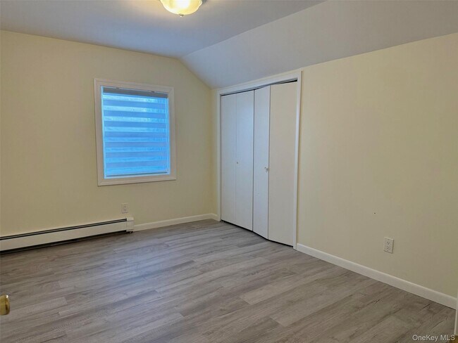 Building Photo - 136 Mountain Rd