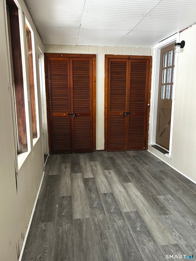 Building Photo - 565 Main St