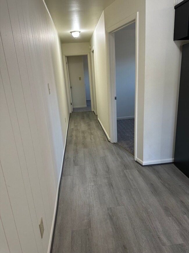Building Photo - Large 2 Bedroom, 1 Bath Apartment in Old SW