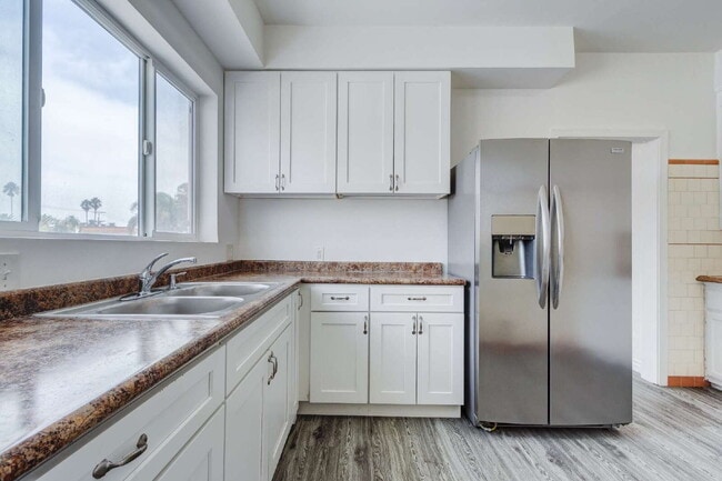 Building Photo - Stylishly Renovated Retro Duplex in the He...