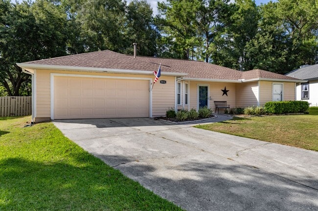 Building Photo - Experience a breezy lifestyle in the convenient Eagle Point subdivision!