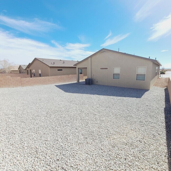 Building Photo - 3 bed 2 bath home in Huning Ranch!