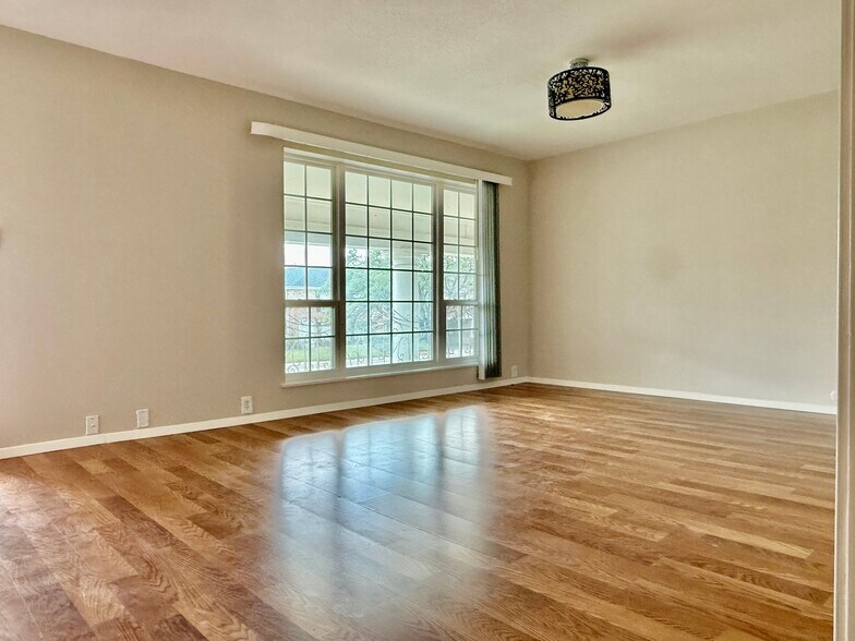 Spacious office area - 2101 Fountain View Dr