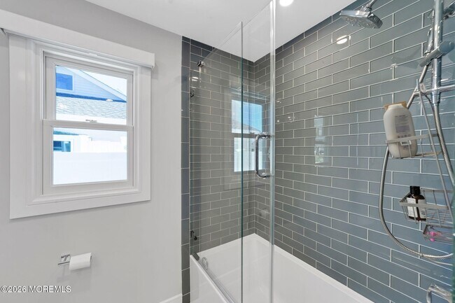 Building Photo - 347 Bay Ln