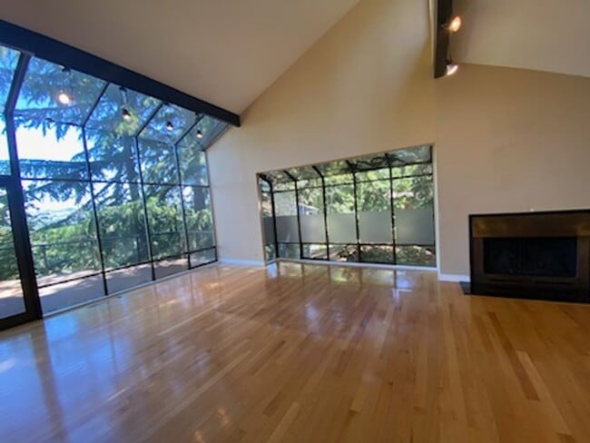 Building Photo - Mercer Island modern house W/a finished MIL APT  For Rent