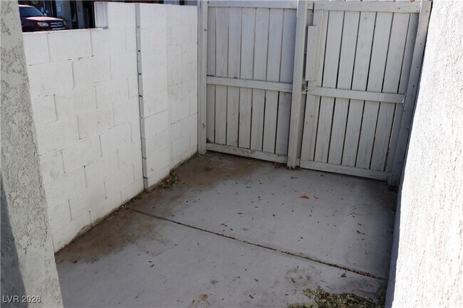 Building Photo - 1828 Lewis Ave