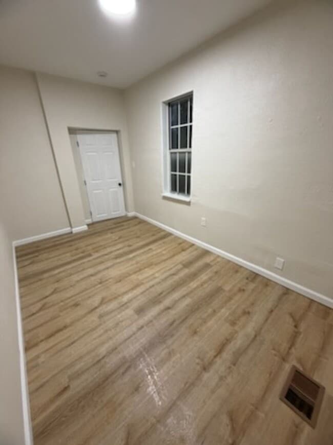 Building Photo - 76-78 Cortina Way