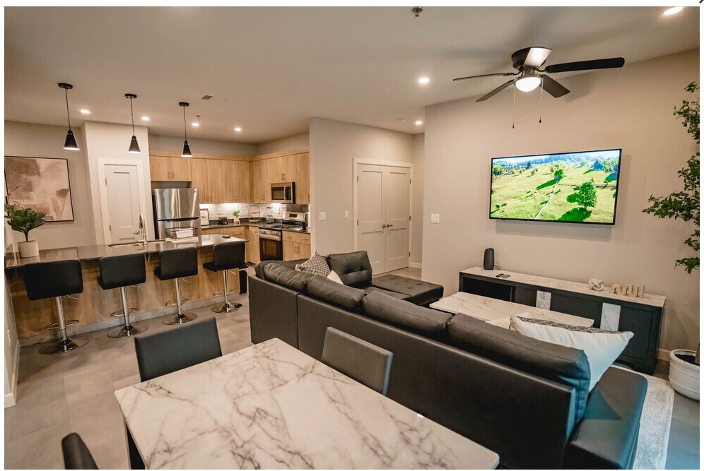 Building Photo - 600 E Dallas Ave