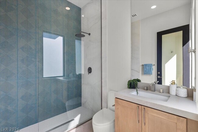 Building Photo - 2401 Driftwood Dr