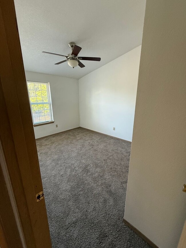 Building Photo - Nice town house!