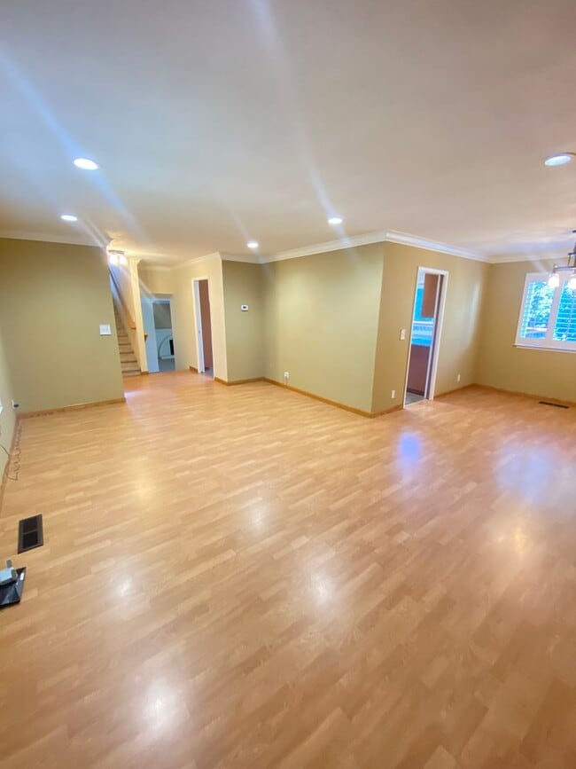 Building Photo - Upgraded 4 bed 2.5 bath home in San Jose. This is a must see!