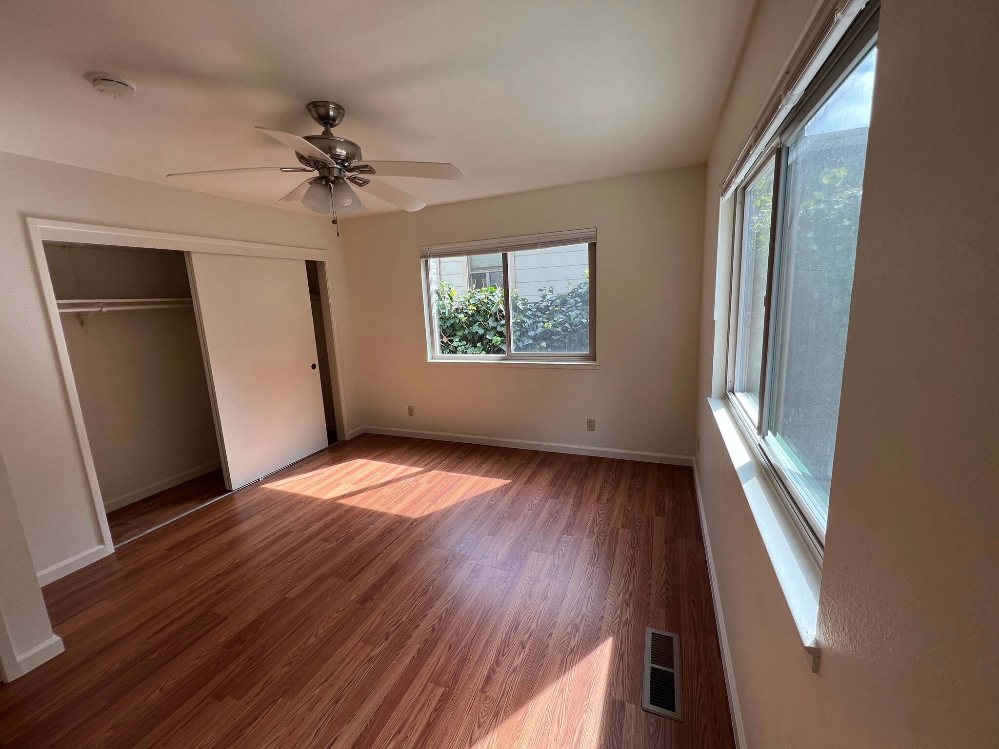 Building Photo - 557 Laine St