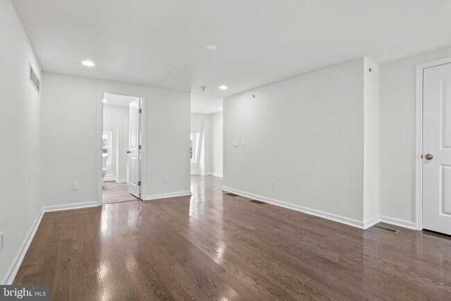 Building Photo - 819 11th Ave