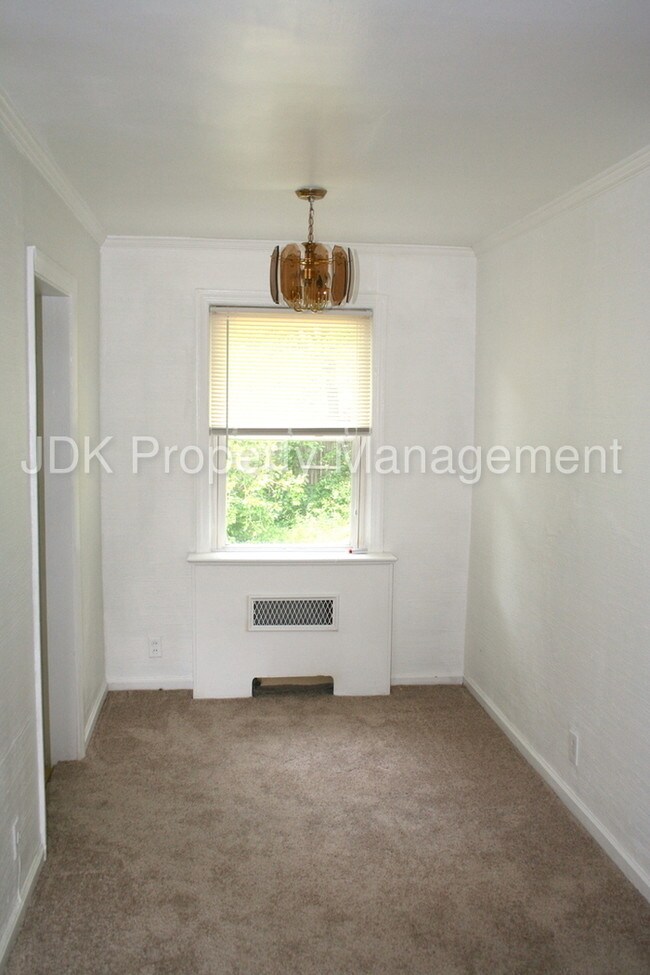 Condo in Brookwood Gardens 1400 Roslyn Dr Burlington NC 27215