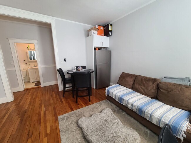 Building Photo - Renovated - Stainless Appliances - Close to Whole Foods