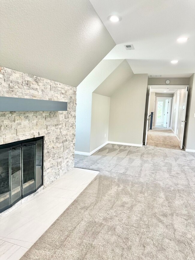 Building Photo - Move In Ready fully remodeled home for ren...