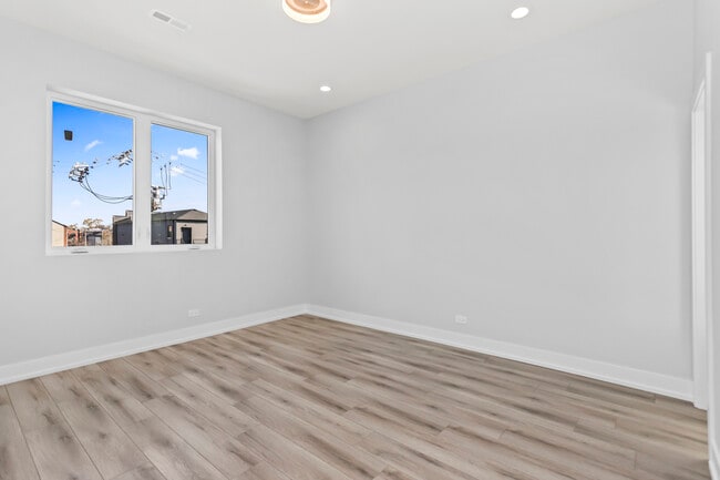 Building Photo - 6343 S Drexel Ave