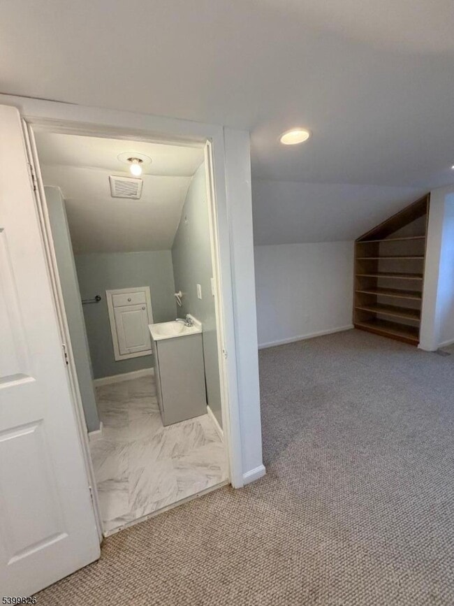 Building Photo - 131 Pine St