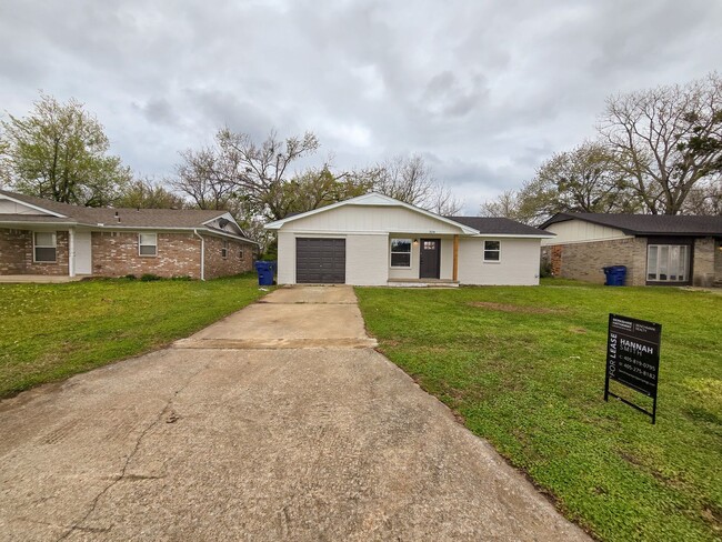 Building Photo - Beautifully remodeled 3 bed 1.5 bath home ...