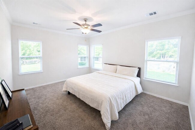 Building Photo - 10012 Epic Knoll Dr