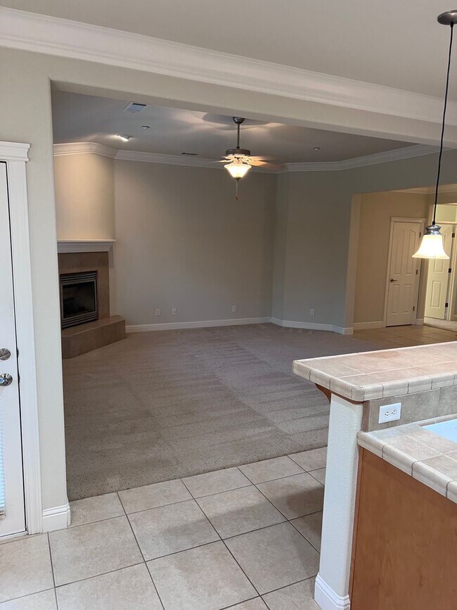 Building Photo - 3 bedroom, 2.5 bathroom home in great Neig...
