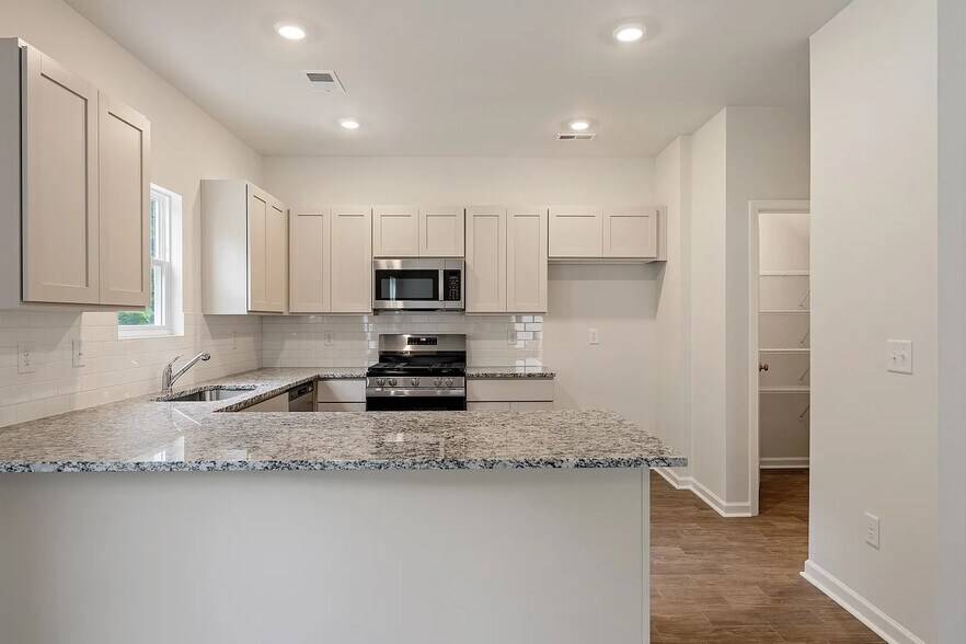 Building Photo - 12115 Lansbury Dr