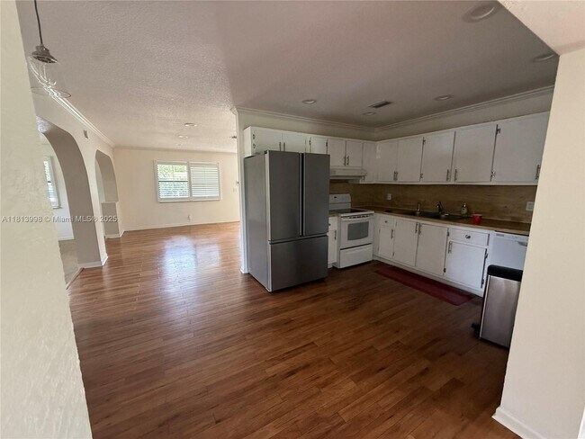 Building Photo - 6160 SW 188th Ave