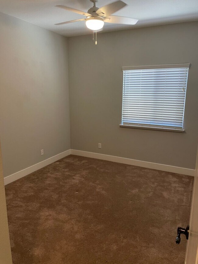 Building Photo - VERY NICELY UPDATED 3 BED, 2 BATHROOM, & 2...