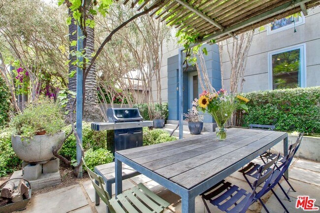 Building Photo - 757 1/2-757 1/2 Milwood Ave