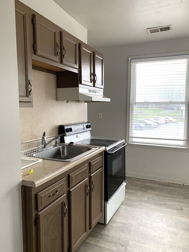 Building Photo - 1460 Lincoln Way E