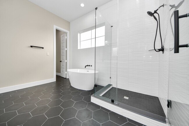 Building Photo - 127 E 38th St