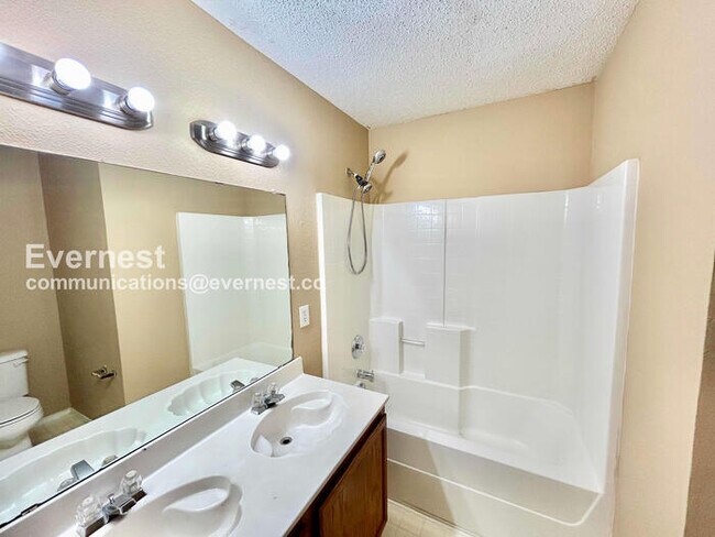 Building Photo - 4 Bed, 2 Bath Home with Fenced Yard & Garage / Available Now!