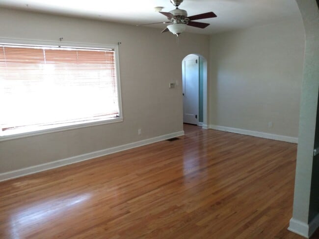 Building Photo - SUPER CUTE 3 BED/2 BATH BUNGALOW IN OLD TO...