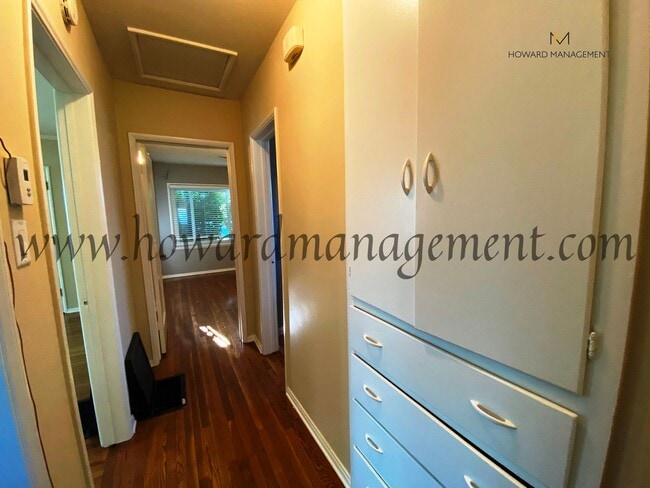 Building Photo - Lovely home with extra large backyard, con...