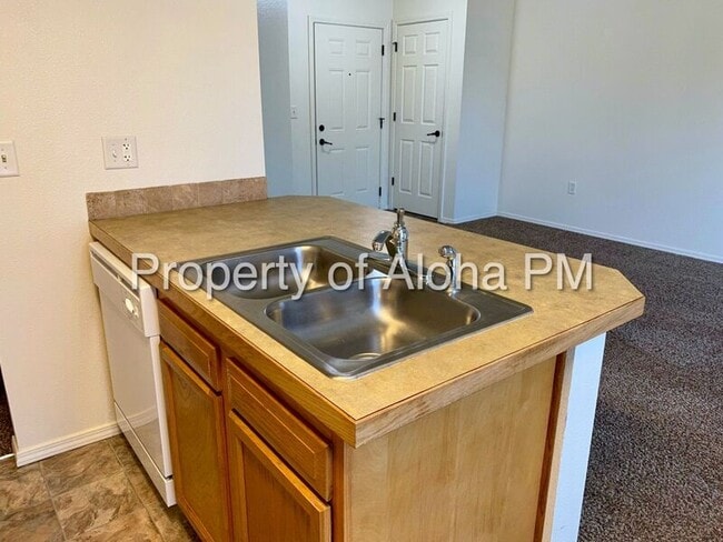 Building Photo - 1053 W Pine Ave