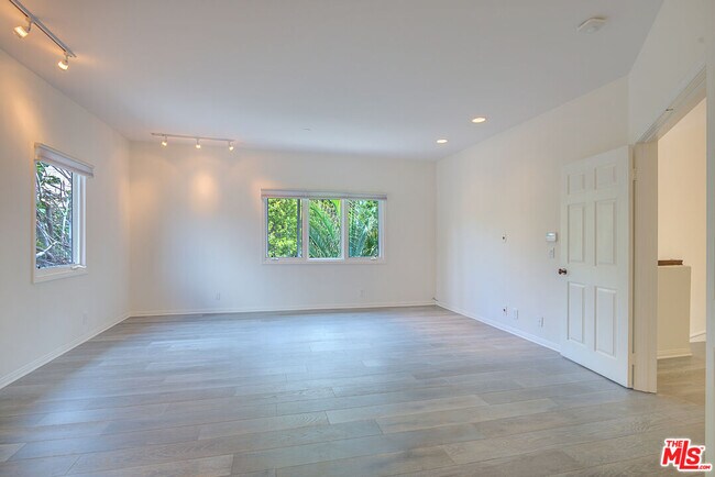 Building Photo - 858 N W Knoll Dr