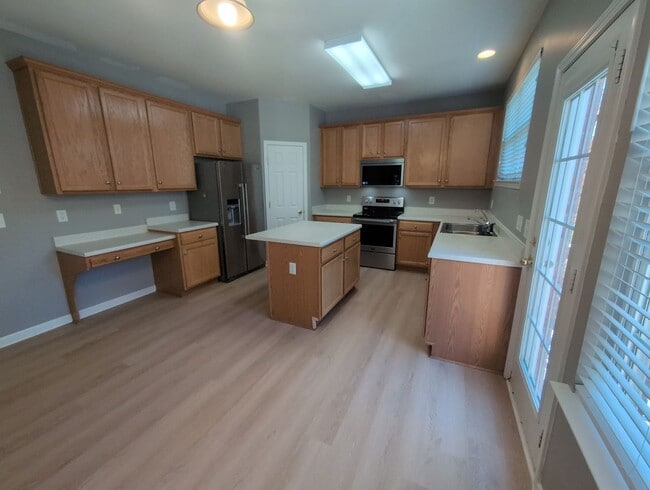 Building Photo - AVAILABLE NOW! 3- or 4-bed/3.5-bath in Bre...